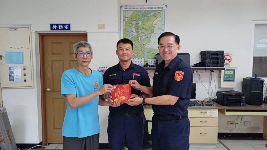 高市妙善觀音慈善會暖心送茶   慰勞警察豪雨期間守護家園