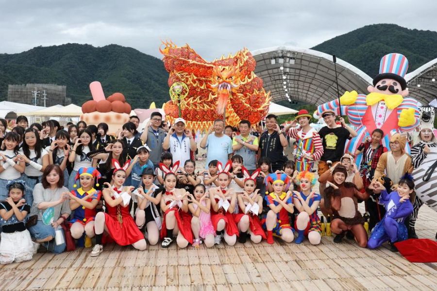 南投巧克力咖啡節 好戲連臺熱鬧滾滾   (記者葛婕／南投報導）從白天到夜晚，咖啡體驗、踩街表演、演唱會、煙火接二連三，民眾呼朋引伴參加，埔里福興溫泉區好熱鬧。 2026南投巧克力咖啡節，愈來愈熱鬧，假日節目更是高潮迭起，27日是「摩力製造所永續主題日」，咖啡永續循環為主軸，邀請民眾體驗巧克力與咖啡融