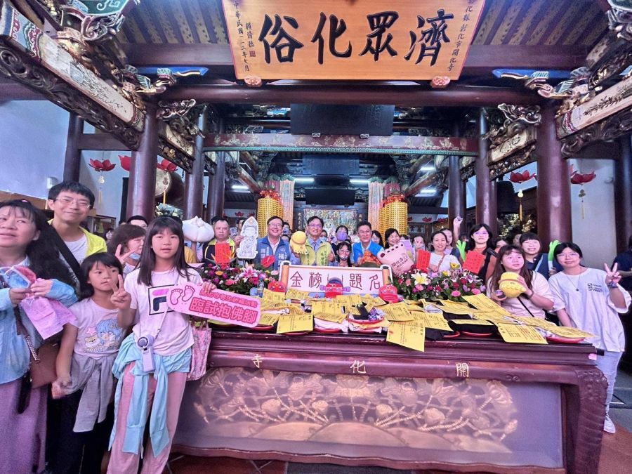 彰化開化寺為考生祈福  考生們在觀音像前臨試抱佛腳