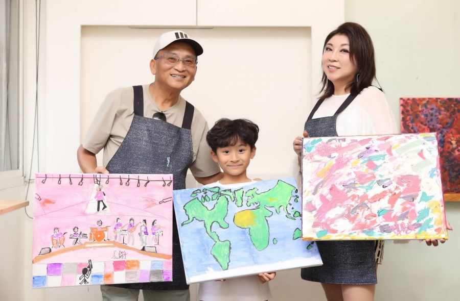 用畫筆傳遞愛與希望！陳思安、孔鏘攜手受虐兒一同作畫