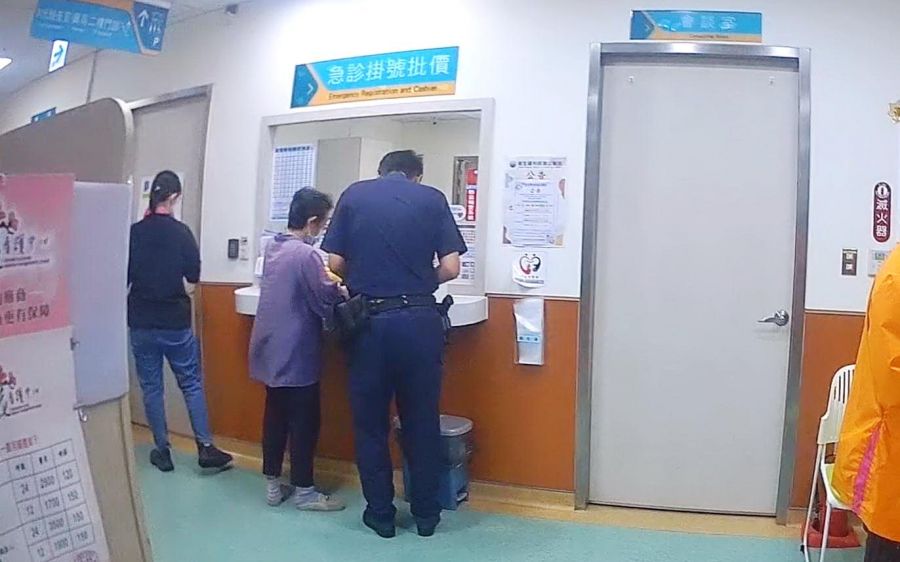 婦人急送母就醫求助警方！高雄旗山警鳴笛開道助平安送醫