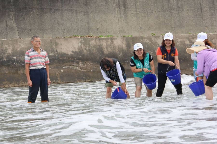 苗栗海洋觀光季首場活動　邱俐俐與師生放流魚苗
