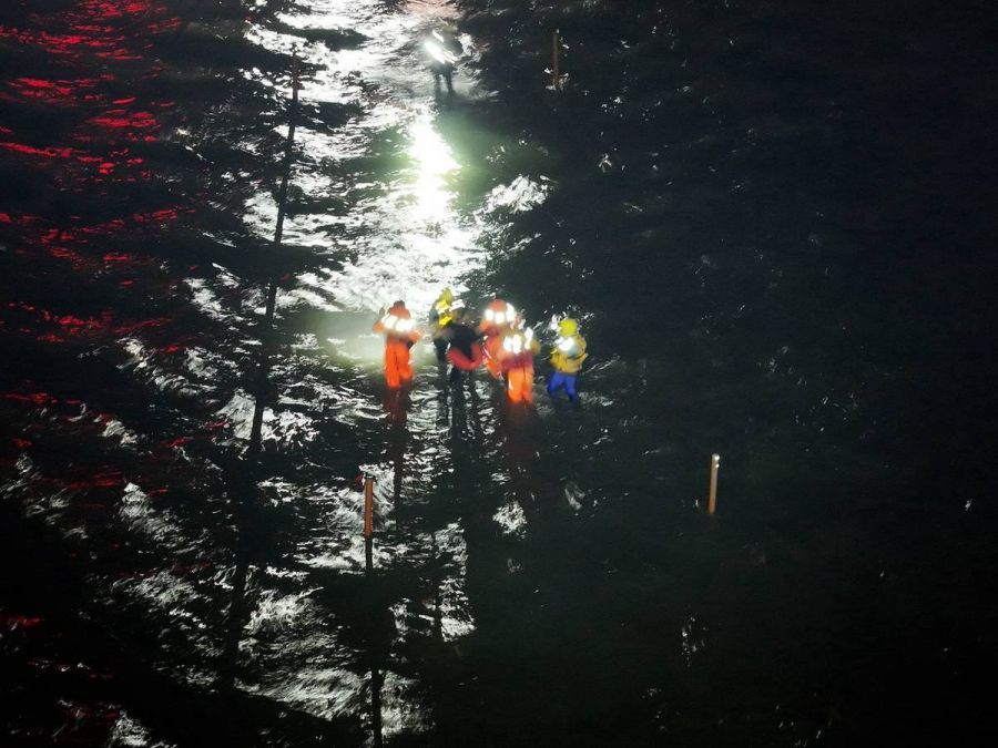 男子深入漢寶蚵道疑輕生　海巡王功安檢所等單位救回