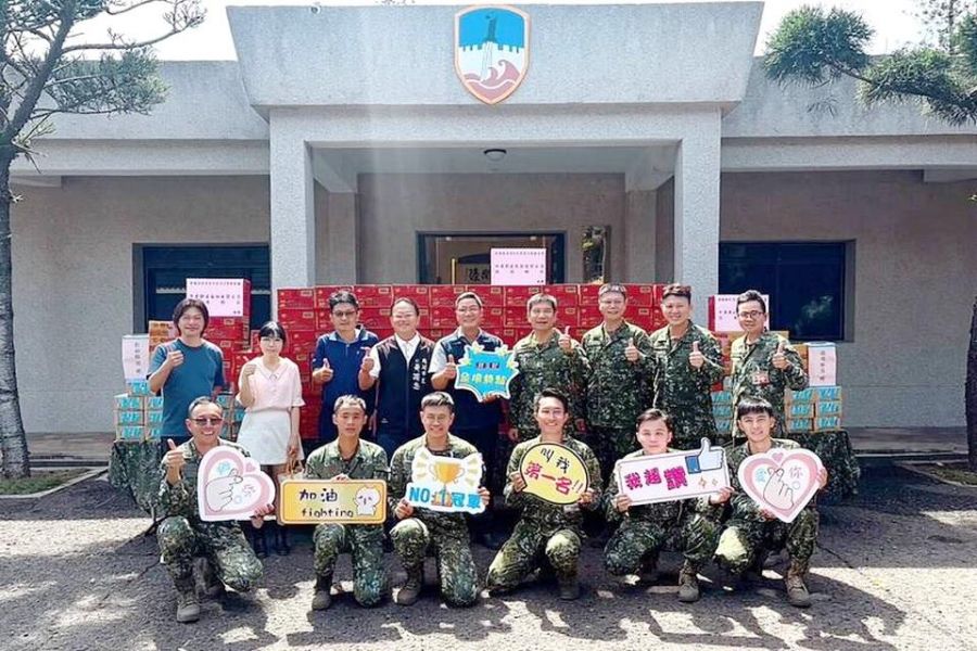 澎湖郵局公益列車    開抵陸軍澎湖防指部展開勞軍慰問活動